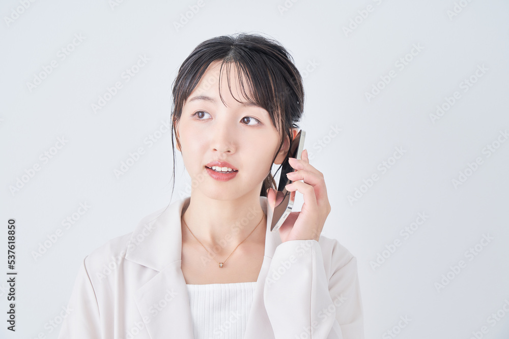 スマートフォンを手にする女性 スマートフォンを手にする女性