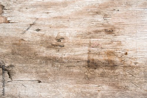 Fotografía de una tabla de madera vieja y desgastada ideal para fondos con textura 