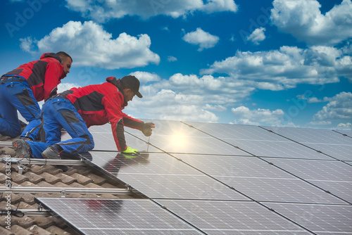 Foto Installing solar photovoltaic panel system