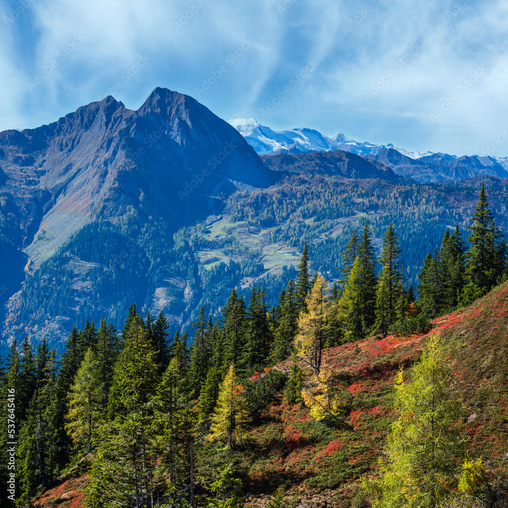 Obraz premium Peaceful autumn Alps mountain sunny view from hiking path from Dorfgastein to Paarseen lakes, Land Salzburg, Austria.