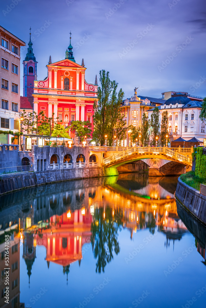 Ljubljana, Slovenia. Triple Bridge, Tromostovje twilight scenic