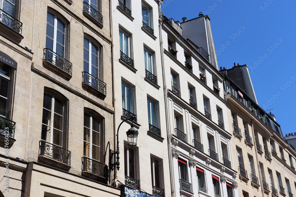 Prächtige Altbauten der Beaux-Arts-Architektur im Zentrum von Paris, Frankreich