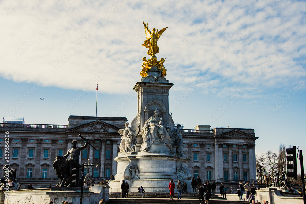 Fototapeta premium statue of monarch