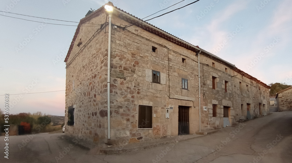 Calles al atardecer de Torrelara, España. 