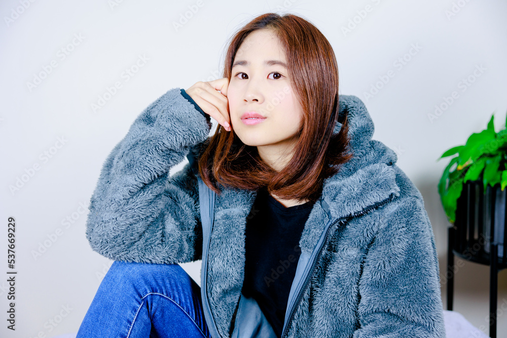 白背景 微笑む若いアジア人女性 白背景 微笑む若いアジア人女性