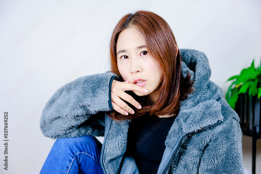 白背景 若いアジア人女性 白背景 若いアジア人女性