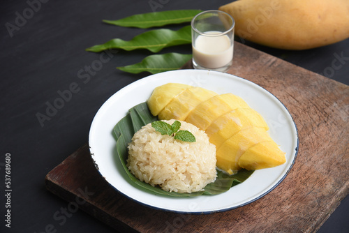 Mango sticky rice, delicious Thai food, Thai dessert desserts.