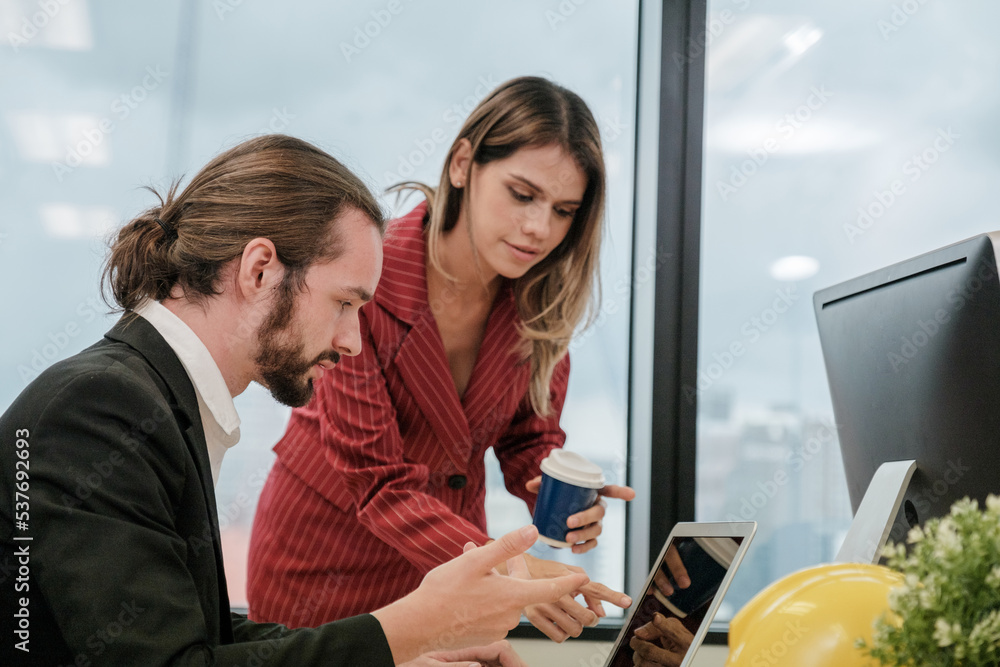 Business people work and discuss work with colleagues in modern offices. Business people work and discuss work with colleagues in modern offices.