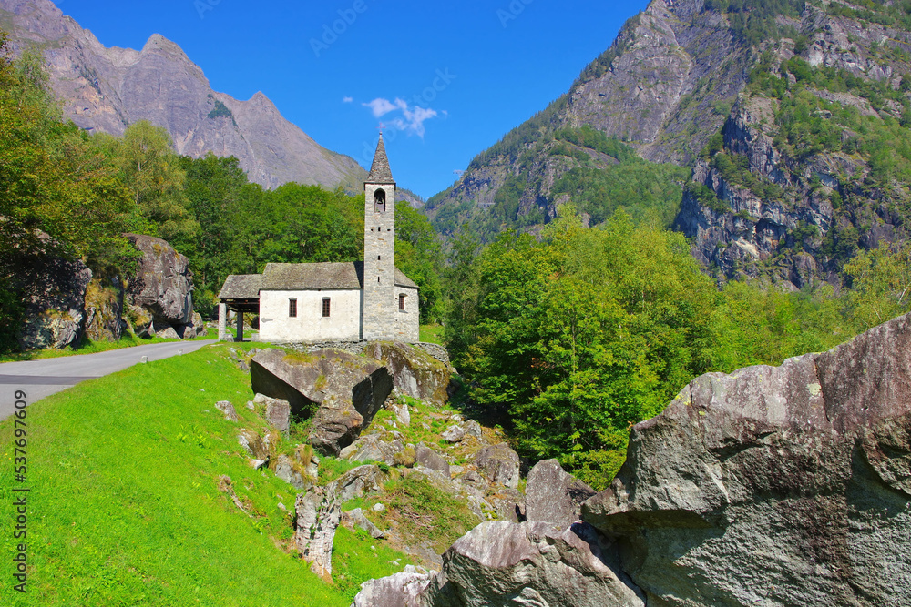 Gannariente Kirche im Bavonatal, Tessin in der Schweiz - the small church Gannariente in the Bavona Valley, Ticino