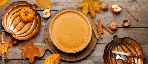 Quadro su tela Composition with tasty pumpkin pie on wooden background