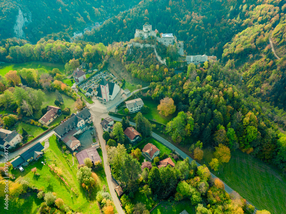 Foto De Burgruine Klamm Bei Semmering Von Oben Do Stock Adobe Stock foto-de-burgruine-klamm-bei-semmering-von-oben-do-stock-adobe-stock