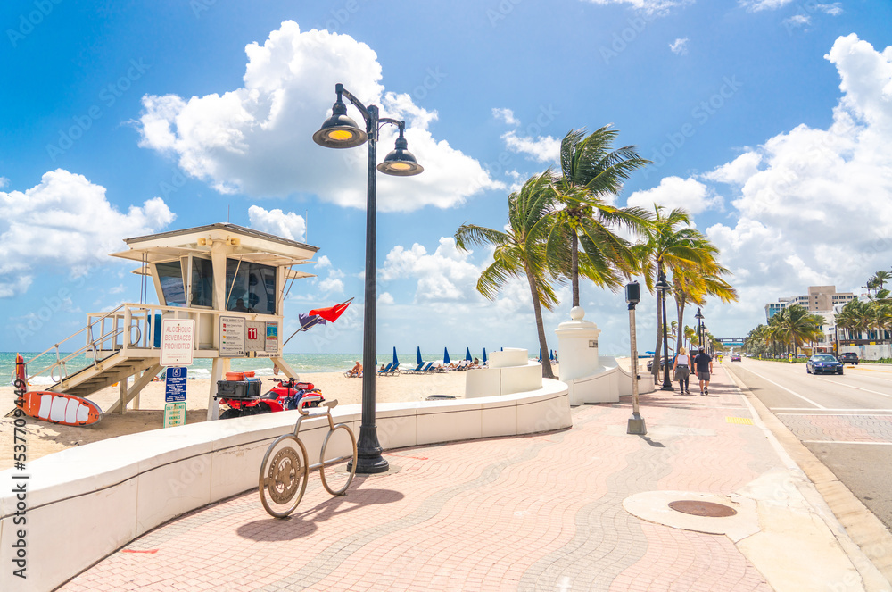 Seafront beach promenade with palm trees on a sunny day in Fort Lauderdale - obrazy, fototapety, plakaty 