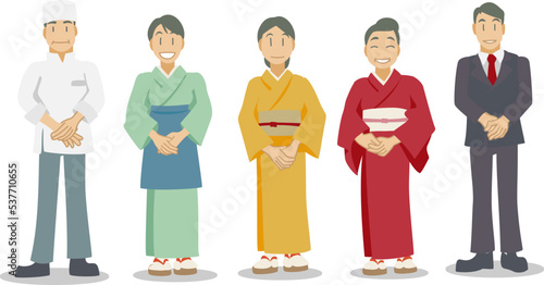 お客さんを迎える旅館の従業員