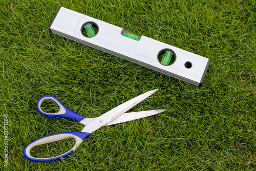 Level tool and scissor for cutting the grass