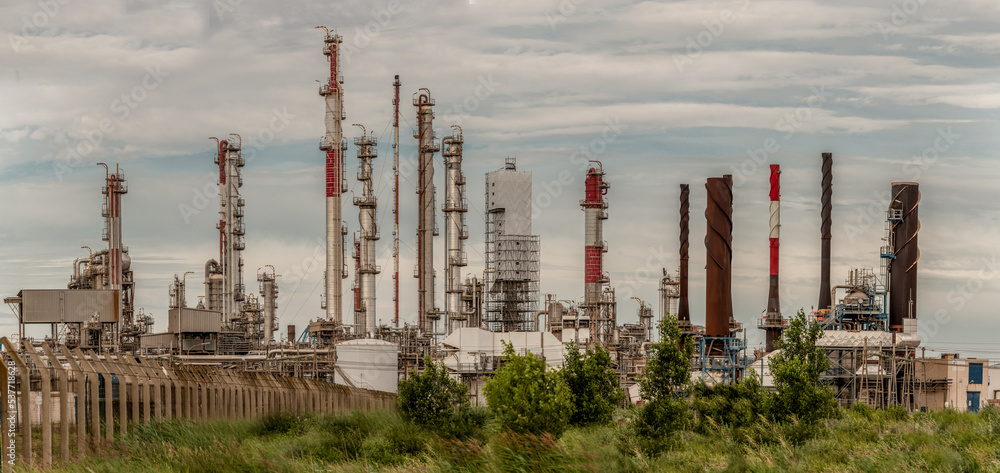 Fototapeta premium raffinerie ,blocage,grève,carburant,essence,diesel,Dépots Pétroliers de France, Usines en activité, zone industriel, Fos-sur-Mer, Bouches du Rhône, Provence, PACA, Sud, France
