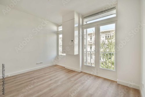 Wallpaper Mural Empty room with door leading to terrace Torontodigital.ca