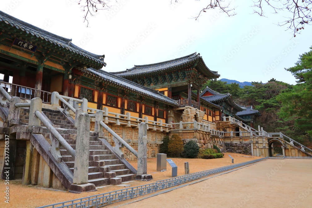 Fototapeta premium 대한민국 경주에 있는 유명한 관광명소인 불국사의 아름다운 가을 풍경이다.