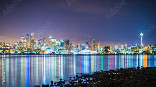Obraz na plátně seattle cityskyline at night with reflection on water.