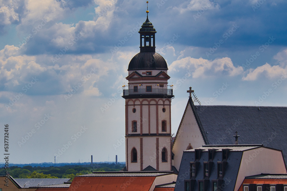 Naklejka premium Turm der Thomaskirche Leipzig: Historisches Wahrzeichen und Wirkungsstätte von Johann Sebastian Bach, Blick auf den Turm der Thomaskirche, Kirche in Leipzig, Sachsen, Deutschland