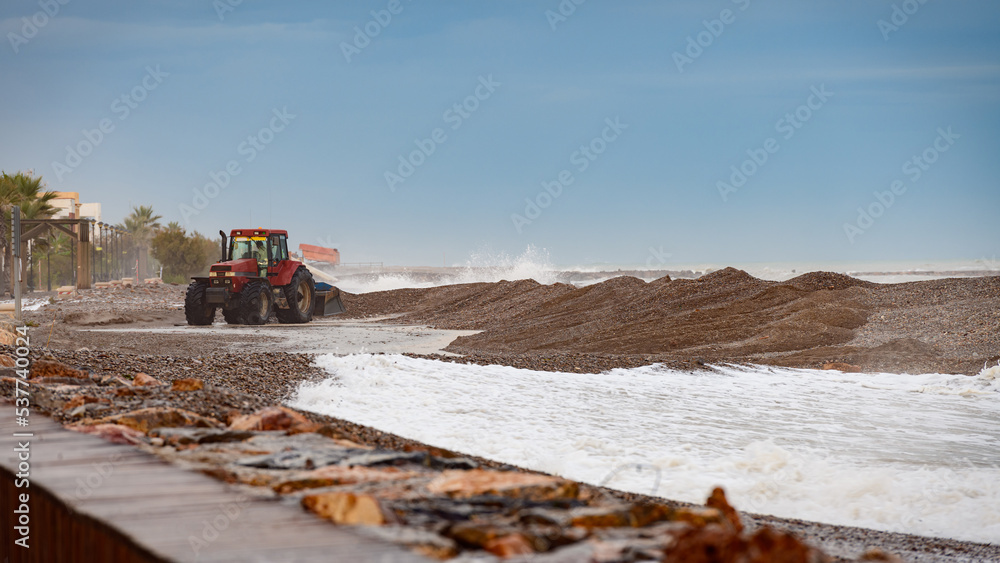 TRACTOR REALIZANDO TRABAJOS DE REGENERACIÓN EN UNA PLAYA DE LA COMUNIDAD VALENCIANA. ESPAÑA TRACTOR REALIZANDO TRABAJOS DE REGENERACIÓN EN UNA PLAYA DE LA COMUNIDAD VALENCIANA. ESPAÑA
