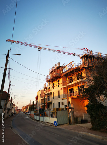 Bâtiment d'habitation en construction au bord de la route
