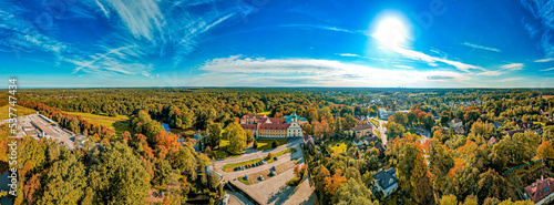 Rudy na Śląsku w Polsce, miejscowość z zabytkowym pałacem i pięknymi lasami. Panorama jesienią z lotu ptaka.