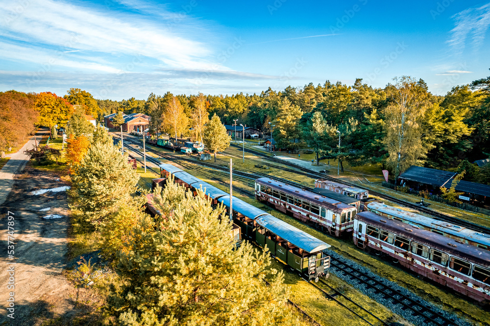 zabytkowa stacja kolejowa, muzeum kolei wąskotorowej w Rudach na Śląsku w Polsce, panorama z lotu ptaka jesienią. - obrazy, fototapety, plakaty 