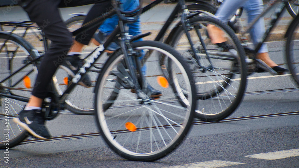 Radfahrer, Rad, Fahrrad beim Überqueren einer Straße, Leipzig, Sachsen, Deutschland