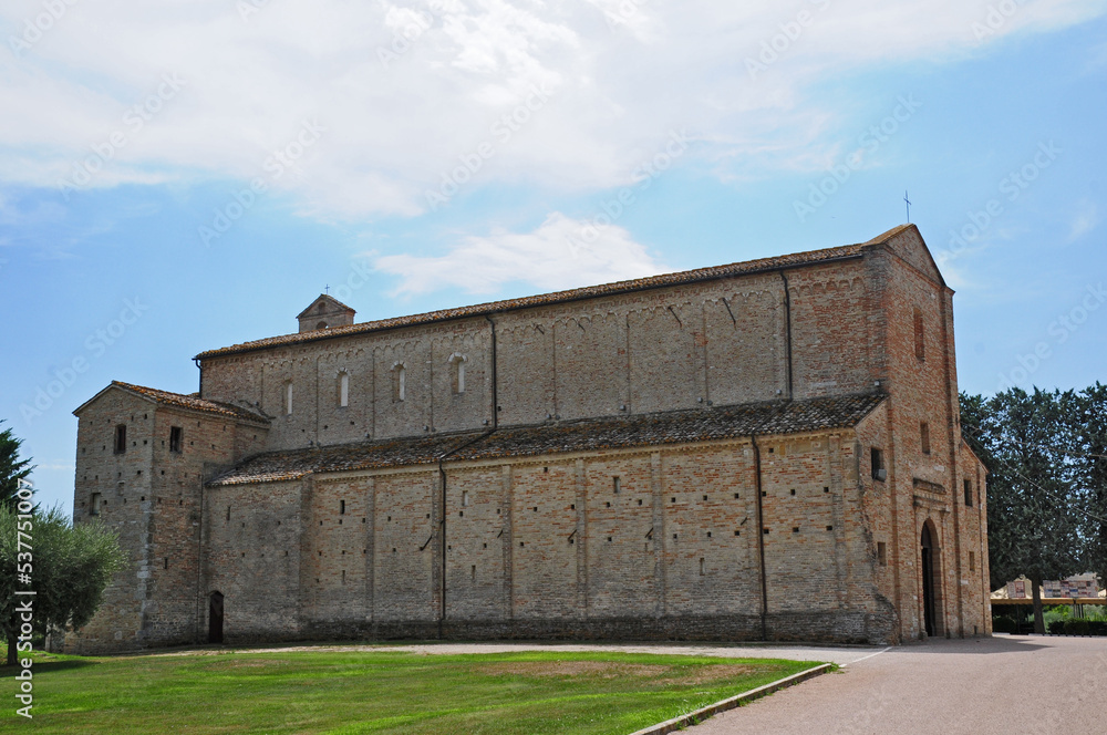 La basilica della Santissima Annunziata o basilica di Santa Maria a Piè di Chienti, Montecosaro - Macerata nelle Marche La basilica della Santissima Annunziata o basilica di Santa Maria a Piè di Chienti, Montecosaro - Macerata nelle Marche