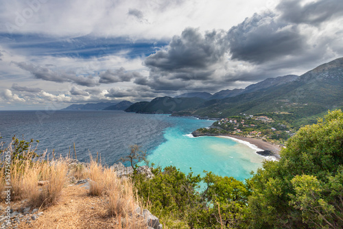 Krajobraz morski. Widok z pochmurnym niebem i białymi chmurami na greckiej wyspie Evia. Piękne wybrzeże greckiej wyspy. Podróże i wakacje w Grecji. 