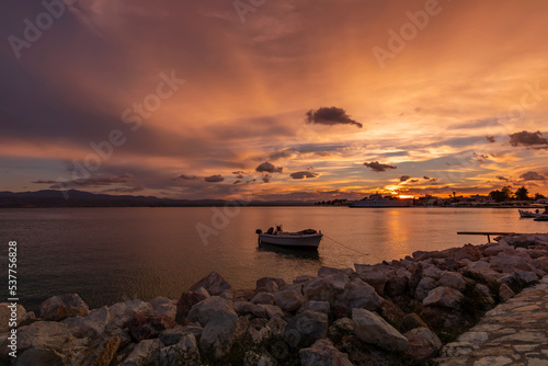 Krajobraz morski. Widok z zachodem słońca i łódkami na morzu na greckiej wyspie Evia. Wieczorne scenerie z pięknym niebem w tle.  © anettastar