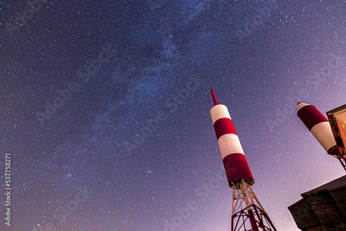 Fototapeta Naklejka Na Ścianę i Meble -  Vía láctea sobre torres rojas y blancas