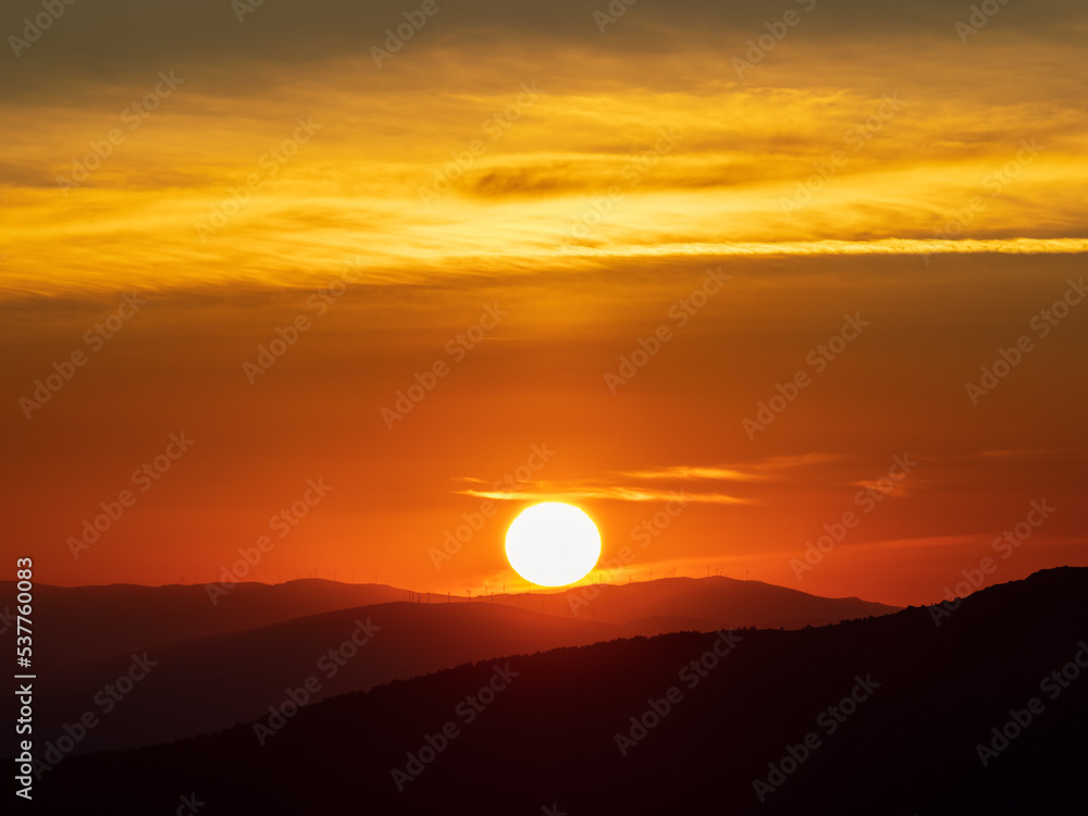 El Sol acariciando la Tierra. Fotografía desde la Sierra de Guadarrama en Madrid. 