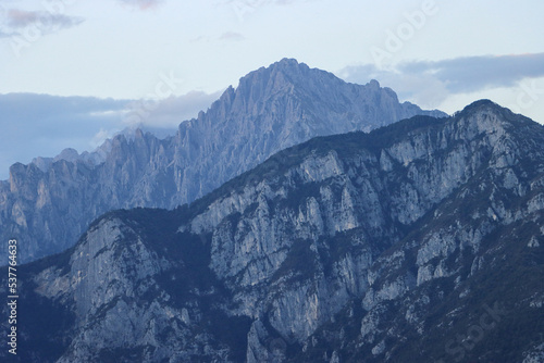 "Blaue Berge"; Monte Coltignone und Grigna Meridionale vom Monte Barro gesehen (Bergamasker Voralpen)