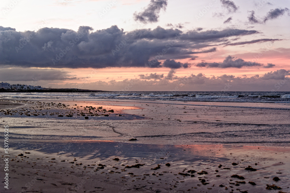 Obraz premium Sunset in Famara Beach - Lanzarote - Canary Islands