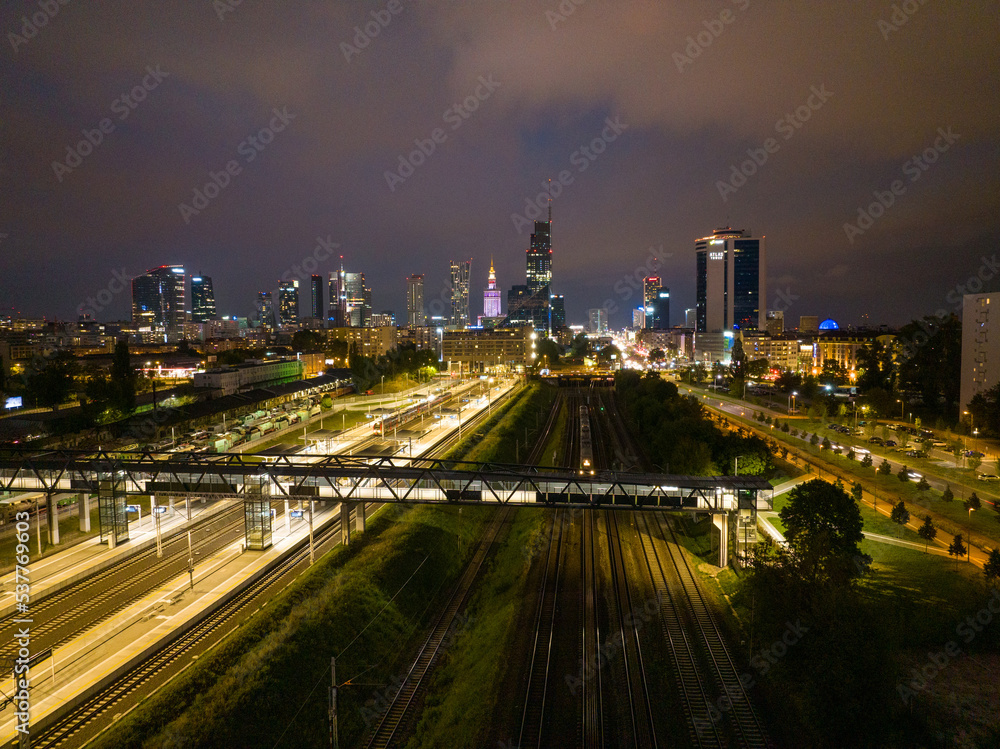 Fototapeta premium nocne zdjęcia miasta z drona, warszawa, okolice dworca zachodniego