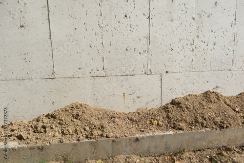 Billede på lærred concrete wall and built-up soil on the edge of the garden