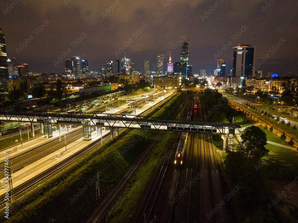 nocne zdjęcia miasta z drona, warszawa, okolice dworca zachodniego