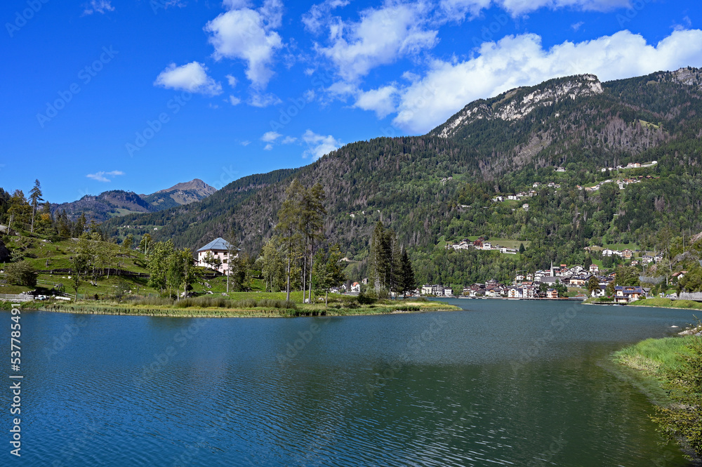 Paysage de montagne dans le massif des Dolomites autour du lac Alleghe en Italie en été