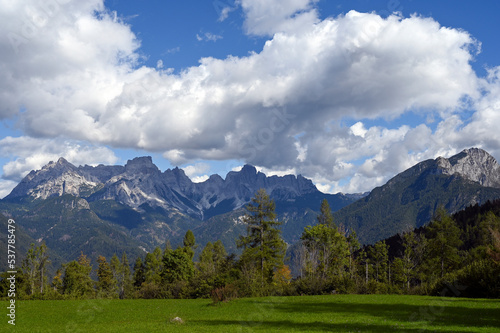 Paysage de montagne autour du village de Sagron Mis dans le massif des Dolomites en Italie en été
