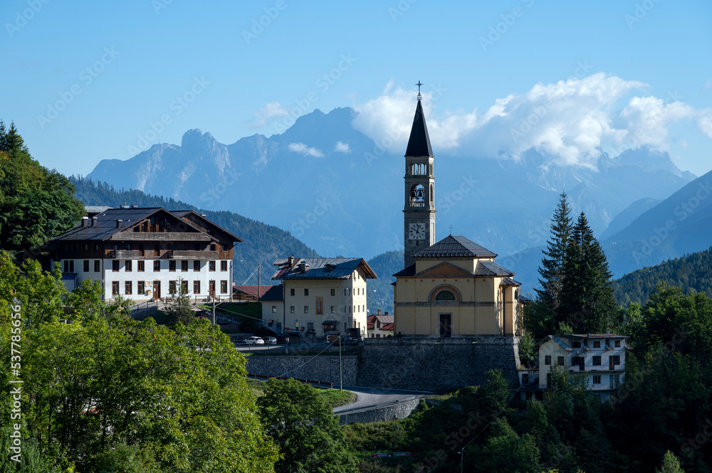 Paysage de montagne dans le massif des Dolomites autour du village de Cibiana di Cadore en Italie en été
