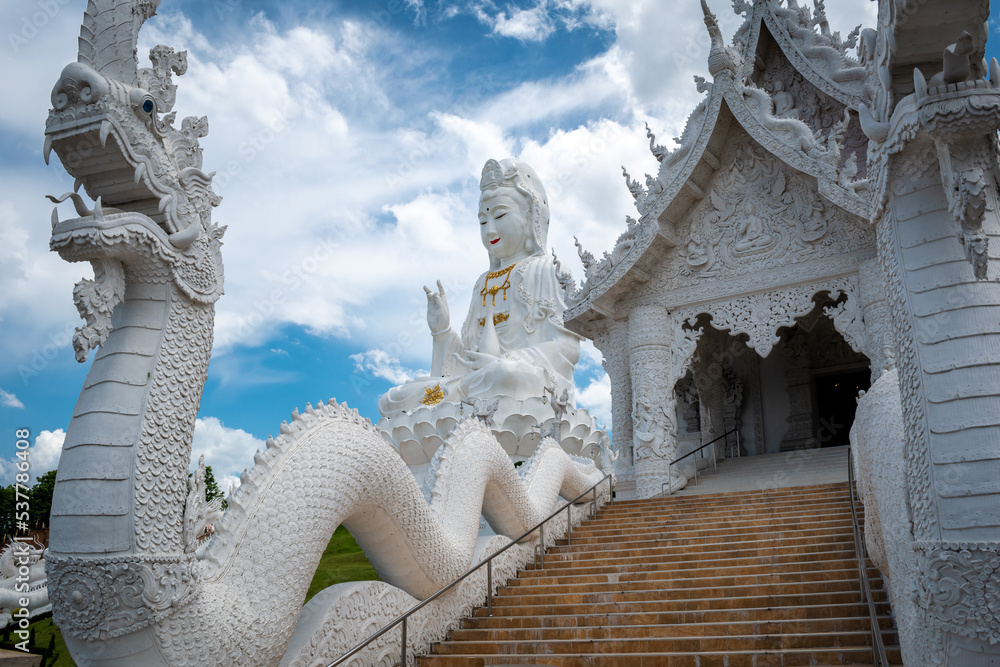 Fototapeta premium Templo Wat Huay Pla Kang, con estatua gigante de Lady Buda, en Chiang Rai, Tailandia