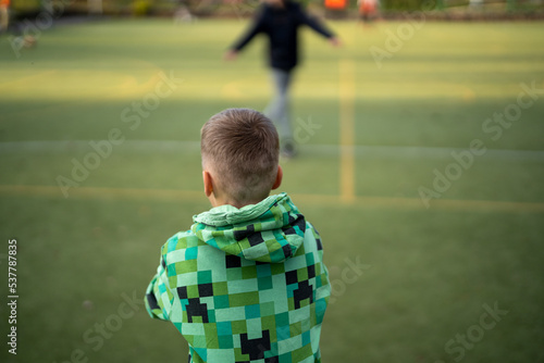 chłopiec grający w piłkę nożną, bramkarz, łapiący piłkę