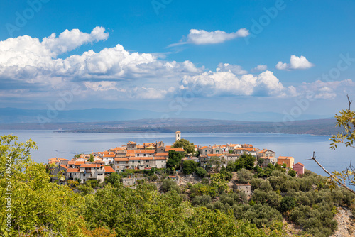 Die schöne Ortschaft Beli auf der Insel Cres liegt auf einem 130 Meter hohen Hügel, Kroatien