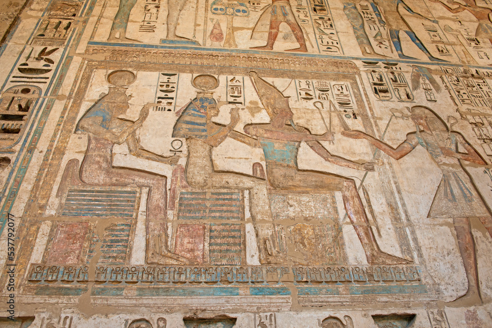 Obraz premium Hieroglyphic carvings on an ancient egyptian temple wall