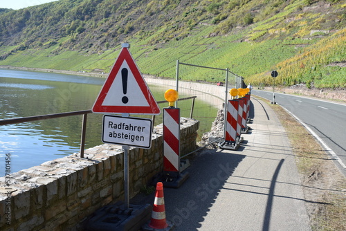 Radfahrer absteigen, Baustellenschild photo