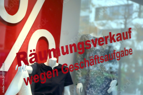 schriftzug an einem schaufenster von einem geschäft räumungsverkauf wegen geschäftsaufgabe