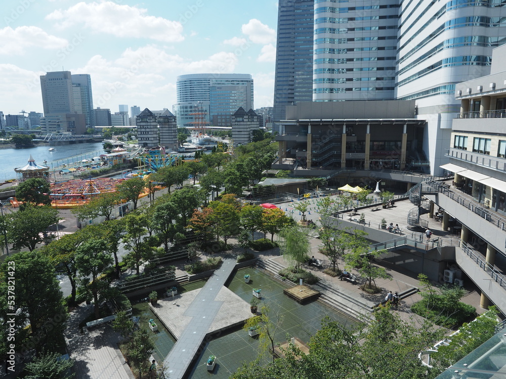 Obraz premium 横浜みなとみらいから桜木町方面の見晴らし（クイーンズスクエアとクイーンズタワー）