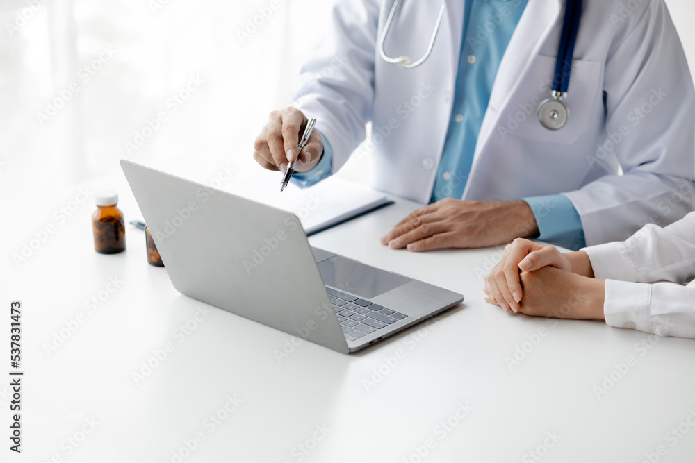 Doctor are recommending medicines to patients after being examined and diagnosed by the patient's doctor, the concept of treatment and symptomatic medication dispensing by the pharmacist. Doctor are recommending medicines to patients after being examined and diagnosed by the patient's doctor, the concept of treatment and symptomatic medication dispensing by the pharmacist.