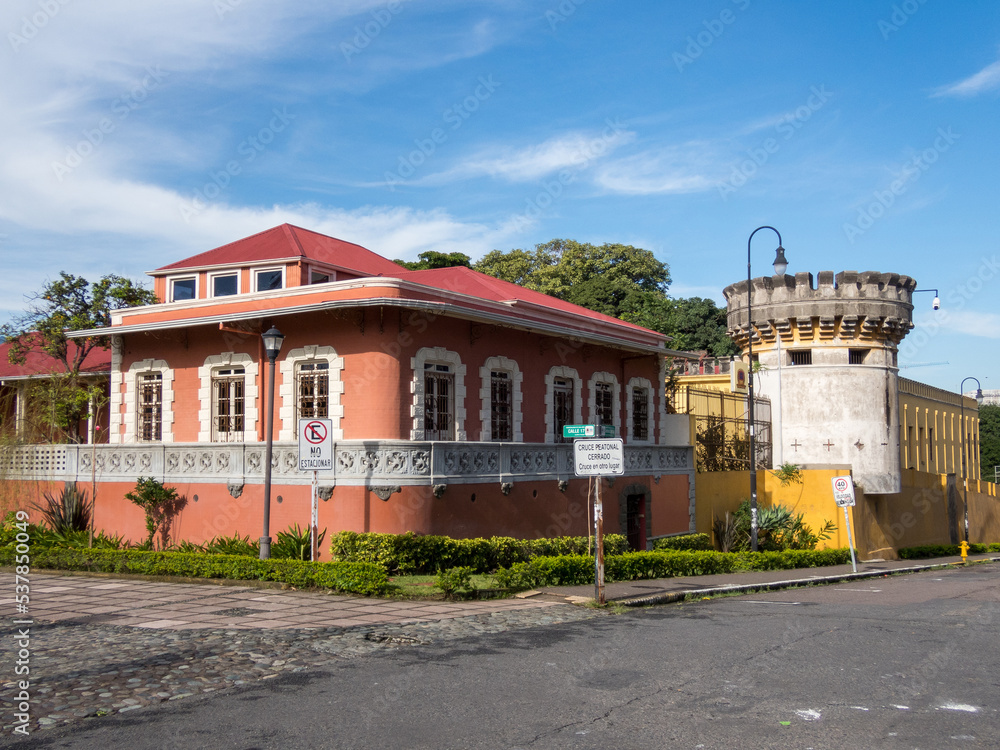Fototapeta premium Edificios y fortaleza del Museo Nacional de San José en Costa RIca